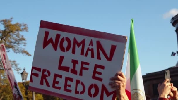 Vista Cortada Mãos Segurando Banner Com Texto Mulher Vida Liberdade — Vídeo de Stock