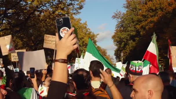 Vista Posterior Los Iraníes Sus Partidarios Caminando Multitud Coreando Sosteniendo — Vídeos de Stock