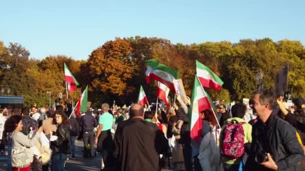 Άνθρωποι Ιρανικές Σημαίες Και Πανό Τεράστια Συγκέντρωση Στη Γερμανική Πρωτεύουσα — Αρχείο Βίντεο
