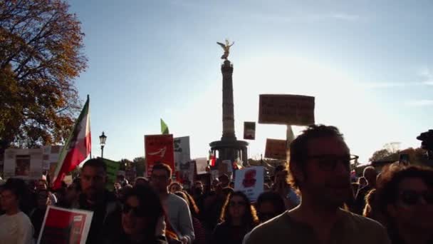 Bir Grup Protestocu Kameraların Etrafında Yürüyüp Slogan Atıyorlar Kadınların Özgürlüğünü — Stok video