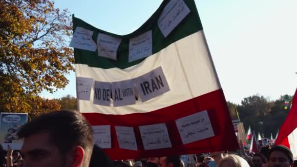 Protesters Huge Iran Gathering European Metropolis Men Carrying Large Flag — Stock Video