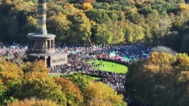 İran 'daki çok sayıda insan, İran' da devam eden protestolarla dayanışma içinde protestoları protesto ediyor. Grosser Stern 'deki kalabalığın hava görüntüsü. Berlin, Almanya.