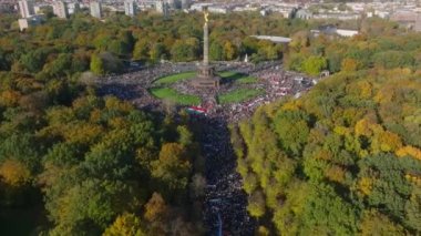İranlılar ve destekçilerinin üzerinden uç. İranlı rejimi protesto eden bir grup insan. Berlin, Almanya.