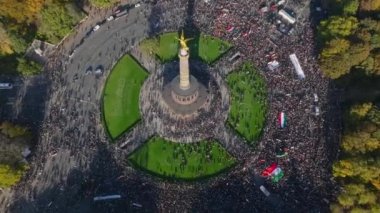 İran toplantısına katılan göstericilerin yüksek açılı görüntüsü. Ulusal bayrakları ve sancakları olan insanlar. Berlin, Almanya.