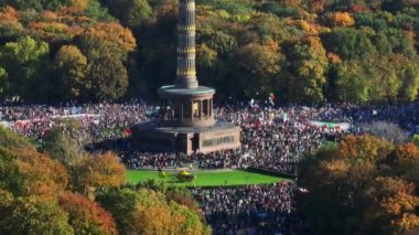 Tiergarten Parkı 'nda Zafer Kolonu' nun etrafında kalabalık bir meydan vardı. İran rejimine karşı protesto yürüyüşü. Berlin, Almanya.