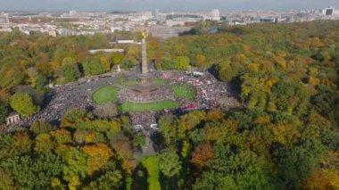 Siegessaule sütununun etrafındaki büyük insan kalabalığının hava kaydırağı ve pan görüntüsü. Berlin, Almanya.
