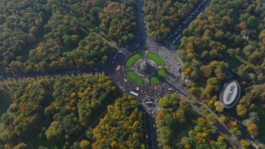 Grosser Stern Meydanı 'nın sonbahar Tiergarten' daki yüksek açılı manzarası. İranlı protestocu kalabalığı. Berlin, Almanya.