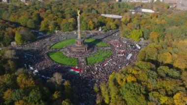 İran rejimine karşı toplanan İran 'daki büyük protesto kalabalığının hava yükselen görüntüleri. Berlin, Almanya.
