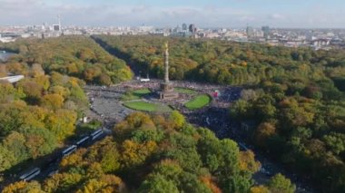 Tiergarten 'daki Zafer Sütunu' nun etrafındaki kalabalık meydanın hava kaydırağı ve pan görüntüleri. İranlılar ve onların destekçileri İran 'da kadın hakları için gösteri yapıyorlar. Berlin, Almanya.