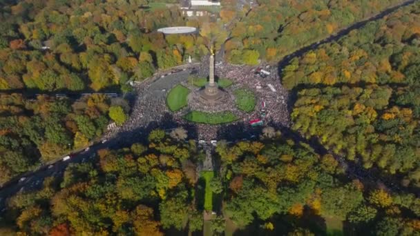 秋天阳光明媚的下午 在蒂尔加滕 人们在四面环绕着彩树的广场上举行抗议活动 德国柏林 — 图库视频影像