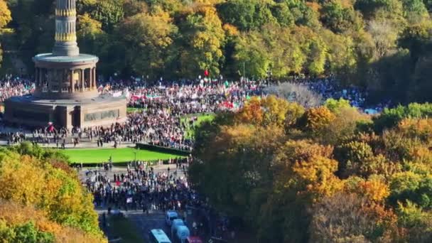 Ranlı Kadınların Özgürlük Mücadelesini Destekleyen Bir Kalabalık Sonbahar Tiergarten Parkı — Stok video