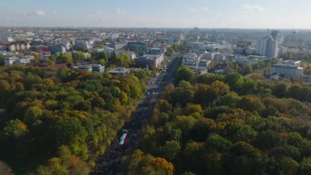 Ranlı Kadınları Desteklemek Için Protestoya Gelen Insanlar Şehir Merkezindeki Tiergarten — Stok video