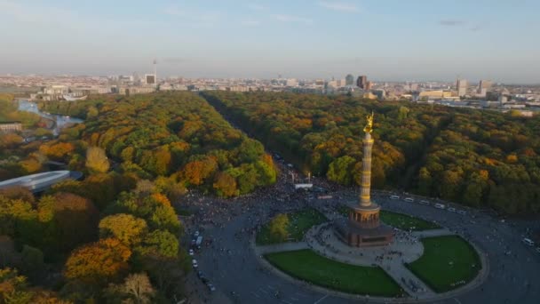 Εμπρός Πετούν Πάνω Από Φθινόπωρο Tiergarten Πάρκο Και Grosser Stern — Αρχείο Βίντεο