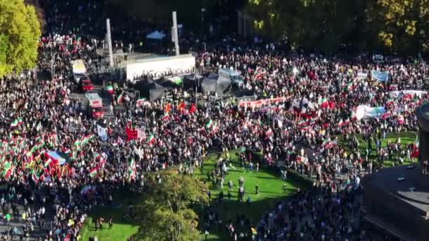 在空中拍摄到有大批人在广场上高举伊朗国旗和横幅进行抗议 德国柏林 — 图库视频影像