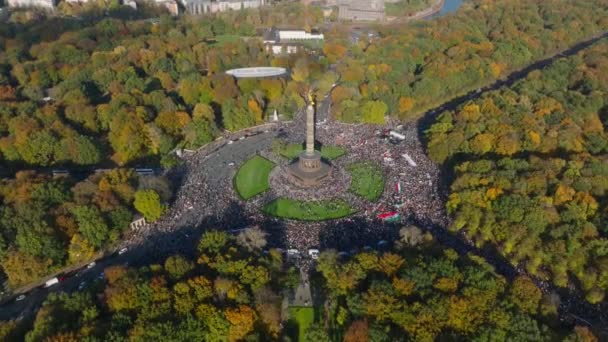 挤满了拿着伊朗国旗抗议的人 向前飞行 并在秋季公园上方倾斜下来的镜头 德国柏林 — 图库视频影像