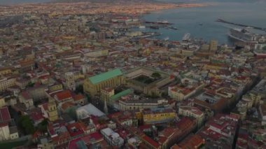 Yükseklikten Santa Chiara kompleksi. Gün batımında şehrin havadan görünüşü, şehir gelişimi ve liman. Napoli, İtalya.