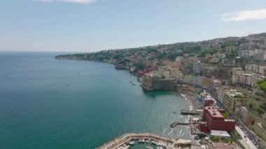 Çok katlı binaların panoramik görüntüleri deniz kıyısında ünlü lüks seyahat merkezlerinde. Napoli, İtalya.