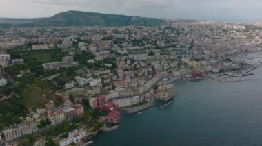 Deniz kenarındaki turizm merkezinin hava görüntüleri. Su seviyesine inen lüks apartman daireleri. Napoli, İtalya.