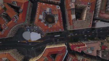 Şehir merkezindeki çok katlı binaların üst katının görüntüsü. Yolda akan araçların akışı. Napoli, İtalya.
