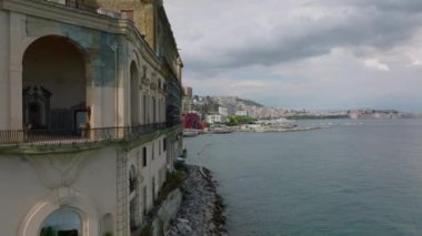 Deniz kıyısındaki tarihi sarayın havadan yükselen görüntüleri. Akdeniz turizm merkezi. Napoli, İtalya.