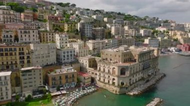 Deniz kıyısındaki tarihi saray DonnAnna 'nın hava görüntüleri. Turist bölgesinde yamaçtaki lüks binalar. Napoli, İtalya.