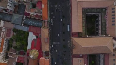 Tarihi şehir merkezindeki binaların ve caddelerin en tepeden tırnağa görüntüsü. Şehirdeki yollarda trafik vardı. Napoli, İtalya.