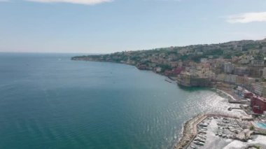 Napoli Körfezi 'ndeki deniz kıyısının hava panoramik görüntüleri. Güneşli bir günde turistik yerlerin inanılmaz görüntüsü. Napoli, İtalya.