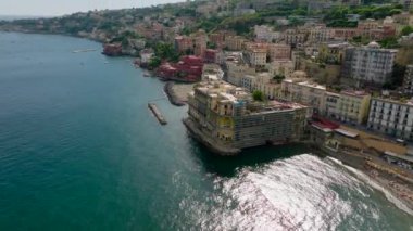 Deniz kenarındaki renkli binaların hava indirme görüntüleri. Turizm merkezindeki büyük tarihi saraylar ve otel. Napoli, İtalya.