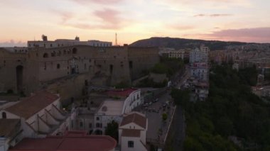 Şehrin yukarısındaki tepedeki tarihi kalenin etrafında uç. Alacakaranlıkta SantElmo Kalesi. Napoli, İtalya.