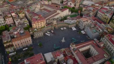Dante Meydanı 'nın yüksek açılı manzarası. Büyük halk meydanı, şair heykeli ve tarihi simgelerle çevrili. Napoli, İtalya.