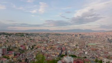 Şehrin inanılmaz panoramik görüntüleri ve tarihi işaretler. Merkezde parlak renkli binalar var. Napoli, İtalya.