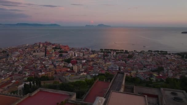 Vista Panorámica Aérea Del Barrio Urbano Costa Del Mar Anochecer — Vídeos de Stock