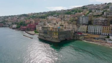 DonnAnna Sarayı 'nın havadan yükselen görüntüleri ve deniz kıyısındaki lüks tarihi binalar. Napoli, İtalya.