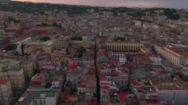 Dar sokakları ve renkli çatıları olan binaları olan tarihi merkezin hava indirme görüntüleri. Napoli, İtalya.