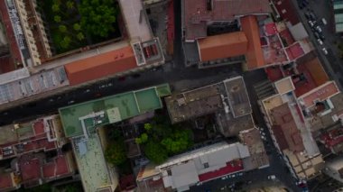Binaların üzerinde uçmak ve merkezde tarihi işaretler görmek. Sokaktan geçen araçlar. Napoli, İtalya.