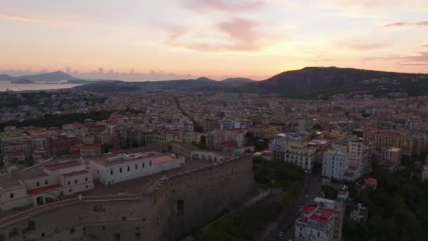 中世纪城堡和城区周边建筑的空中景观 远山远海相望 色彩斑斓的暮色天空 意大利那不勒斯 — 图库视频影像
