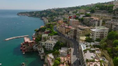 Posillipo 'daki deniz kıyısındaki lüks binalar ve sokaklar. Turizm merkezinin havadan görünüşü. Napoli, İtalya.