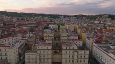 Şehir merkezindeki eski apartman ve saraylar. Alacakaranlıkta şehir merkezindeki gelişmelerin ortaya çıkarılması. Napoli, İtalya.