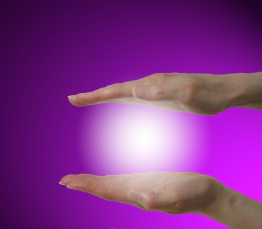 avuç içi arasında enerji algılama