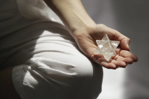 Meditando à luz do sol com Merkabah, foco suave — Fotografia de Stock