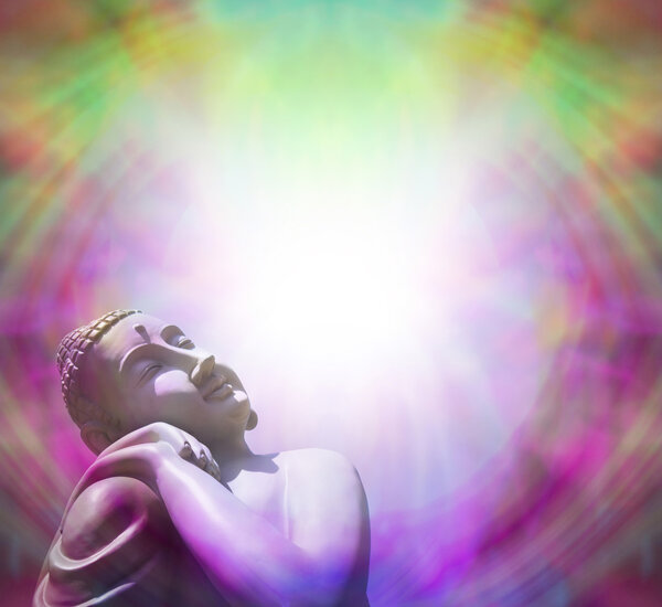 Мирный Будда купается в свете
