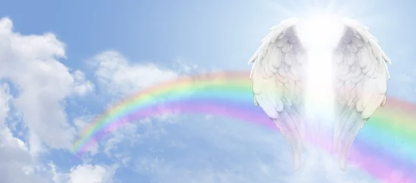 Engelsflügel und Regenbogen-Banner auf der Webseite — Stockfoto