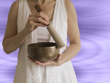 holding Tibet singing bowl ses şifacı