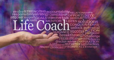 Yaşam Koçluğunun faydalarıyla ilgili kelimeler - Kadın eli açık ve LIFE COACH yukarıda modern koyu yarı çember kırmızı arka plana karşı ilgili bir kelime bulutu ile çevrili