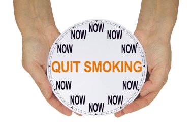 Sigarayı bırakma zamanı şimdi - kadın elleri saat yüzünü tutuyor ve beyaz bir arkaplanda sigara içmeyi bırakma sözcüğü ile rakamları değiştiriyor. 