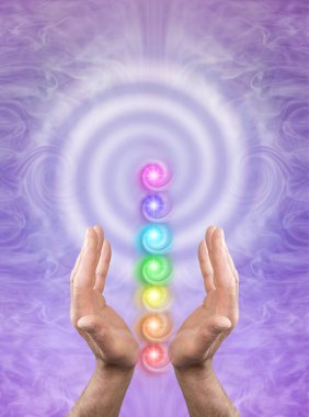 Çakralar gönderiliyor Spiral enerji iyileştirme - büyük bir girdap arkaplanı ve 7 gökkuşağı renkli çakra enerji girdapları ile güzel mor enerji alanı erkek elleri ile kopyalama alanı arasına konuyor 