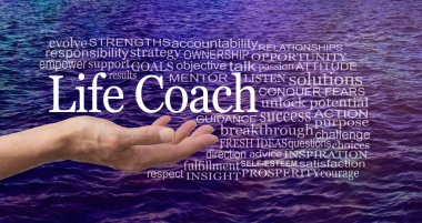 Yaşam koçluğu sunmanın faydaları ile ilgili kelimeler - kadın eli üzerinde LIFE COACH kelimeleri ile ilgili bir kelime bulutu ile çevrili mor bir su arka planına karşı