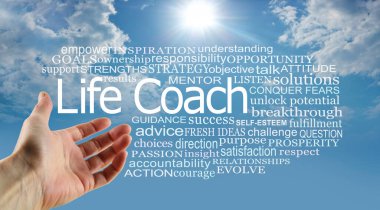Yaşam koçu konsept pankartı kullanmanın faydaları ile ilgili kelimeler - bir LIFE COACH kelime bulutuna doğru hareket mavi gökyüzü güneş patlaması ve tüylü bulutlar arkaplan