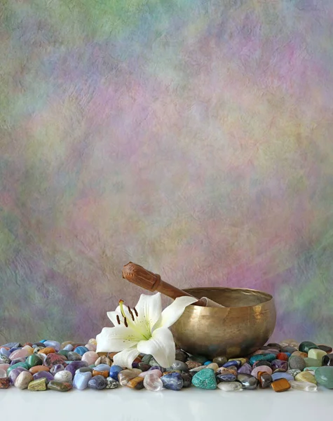 음유적 샤머니즘 크리스탈 회반죽으로 뒤덮인 치유용 노래하는 메시지를 사본을 백합화 — 스톡 사진