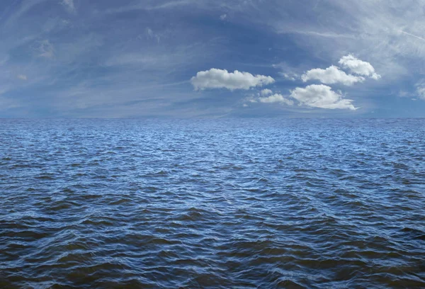 Mavi Gökyüzü Bulutlar Karanlık Kasvetli Okyanus Arka Planında Atmosferik Karanlık — Stok fotoğraf